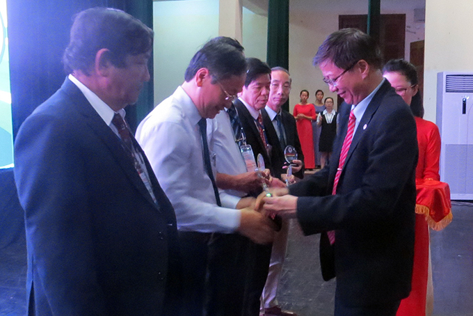 Đại diện Phân hội Tăng huyết áp Việt Nam trao tặng quà tri ân cho ông Nguyễn Đắc Tài 