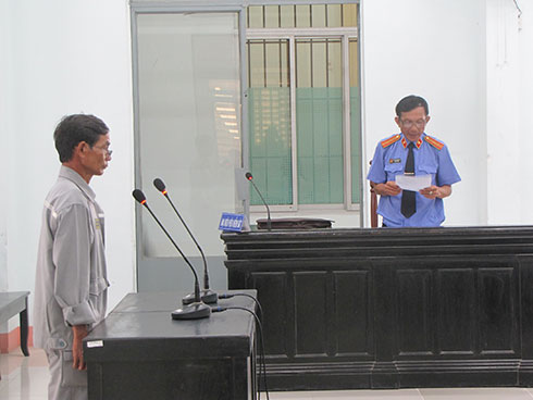 Nghi ngờ giấu vợ, vác rựa chém hàng xóm