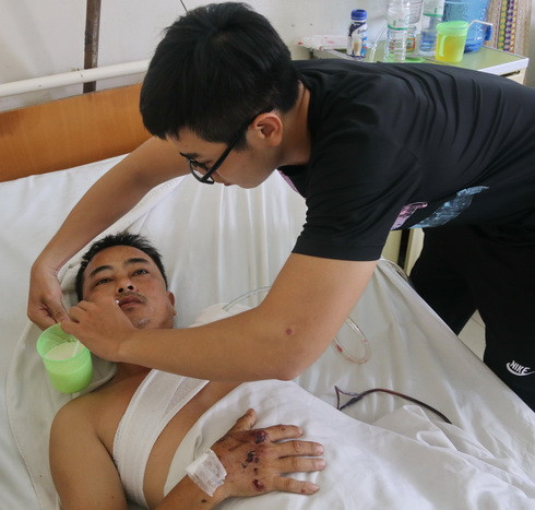 Anh Hồ Tấn Quang Sơn chăm sóc cha tại bệnh viện.