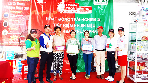 Trao giải cho Hoạt động trải nghiệm lái xe tiết kiệm nhiên liệu  cùng Head Thuận Phát.