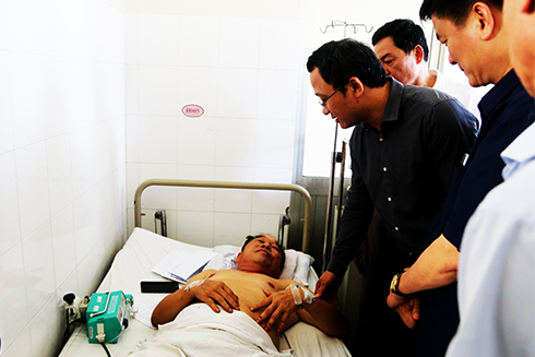 Ông Khuất Việt Hùng động viên thăm hỏi nạn nhân trong vụ tai nạn.