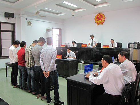 Chém người đưa thiếu 5 triệu đồng, 5 thanh niên lãnh án