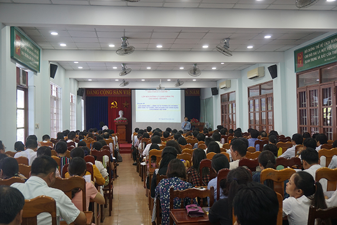 Bồi dưỡng lý luận chính trị cho hơn 200 đảng viên mới