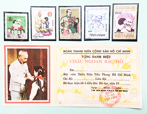 Mẫu tem "Bác Hồ đeo khăn quàng đỏ cho thiếu nhi"