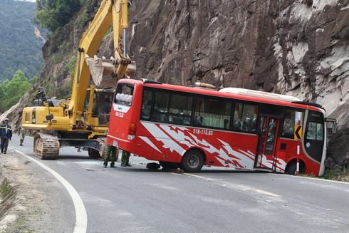 Xe khách lật trên đèo Khánh Lê không chạy quá tốc độ