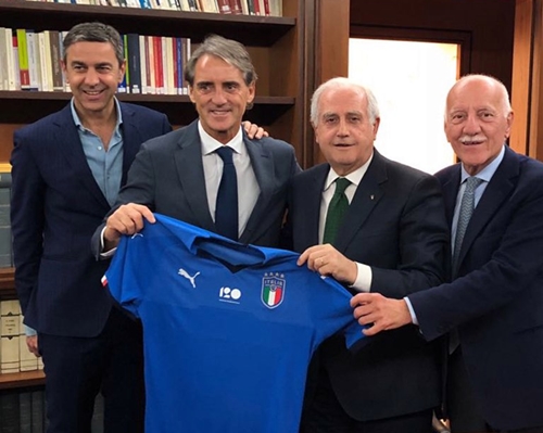 Mancini cùng các thành viên của FIGC. Ảnh: Twitter.