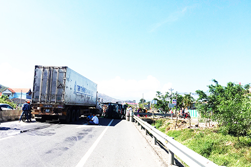 Va chạm với container, xe chở gas lật trên quốc lộ