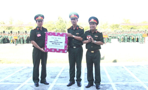 Lãnh đạo Cục Xe - Máy tặng quà lưu niệm cho Trường Trung cấp kỹ thuật Miền Trung.