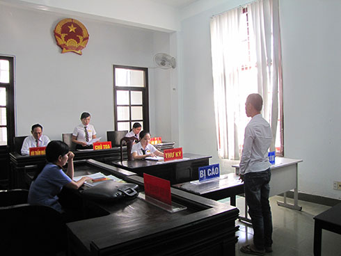 Đem cầm đồ cướp giật rồi trả biên lai cho bị hại