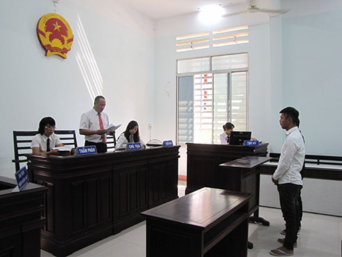 Rủ bạn phá quán vì bị dọa cắt gân chân