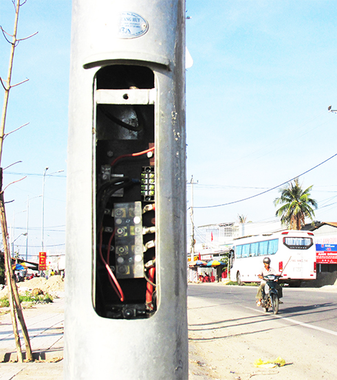 Nhiều hộp điện bị mất nắp