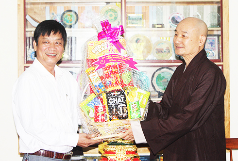 Khanh Hoa Fatherland Front Committee's visit on Buddha's birthday