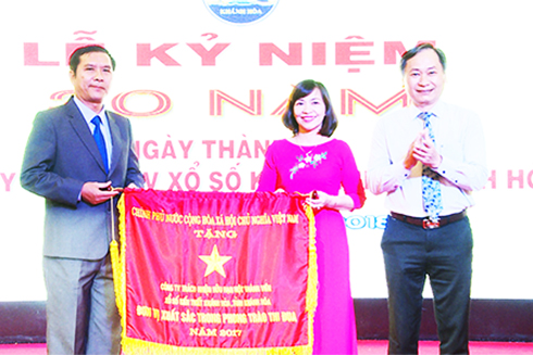 Đồng chí Nguyễn Đắc Tài trao cờ thi đua.