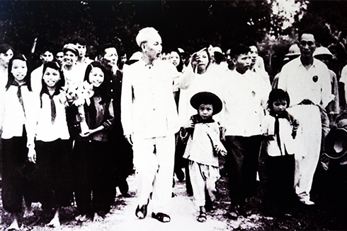 Chủ tịch Hồ Chí Minh cùng các cháu thiếu nhi. Ảnh tư liệu
