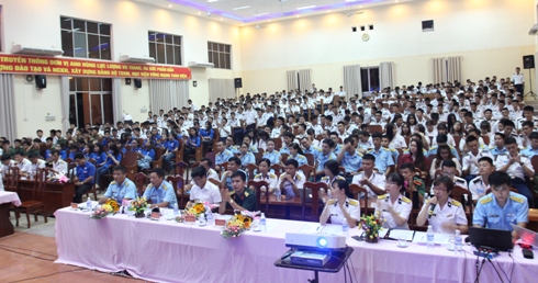 Đông đảo đại biểu tham gia buổi tọa đàm.