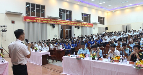 Học viên của Học viện Hải quân tự tin trình bày tham luận.