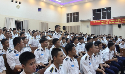 Một học viên đặt câu hỏi với người trình bày tham luận.