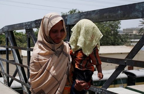 Đợt nắng nóng ở Pakistan diễn ra trùng với thời điểm bắt đầu tháng lễ Ramadan và tình trạng mất điện trở nên nghiêm trọng hơn. Ảnh: Reuters