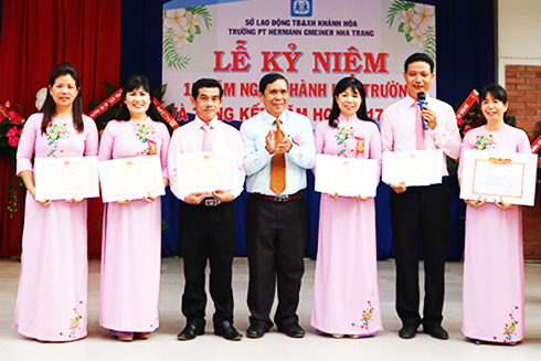 Đồng chí Phan Thông trao bằng khen của Bộ Giáo dục và Đào tạo, Bộ Lao động - Thương binh và Xã hội cho các cá nhân của trường.