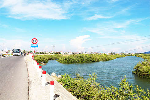 Mong sớm nạo vét lạch Cầu Treo