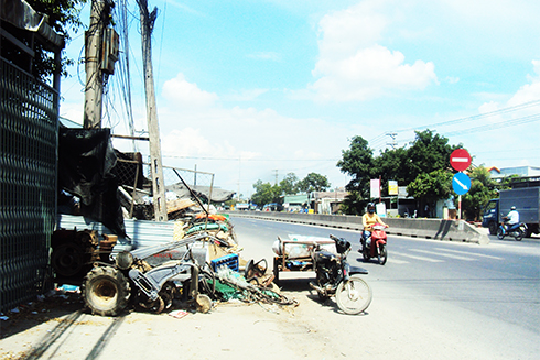 Phế liệu chiếm hành lang quốc lộ