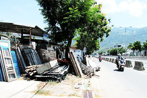 Phế liệu chiếm lòng, lề đường