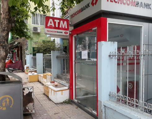Trụ ATM bị Leksii Vackvasaki đập phá, đánh cắp thông tin.
