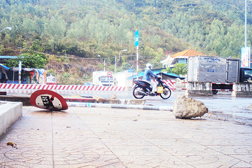 Cần dựng lại biển báo