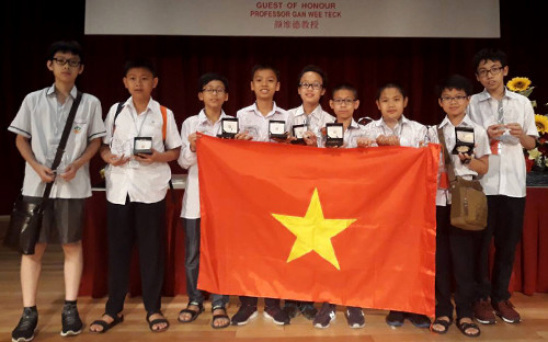 Đội tuyển Việt Nam nhận giải APMOPS 2018 tại Singapore.