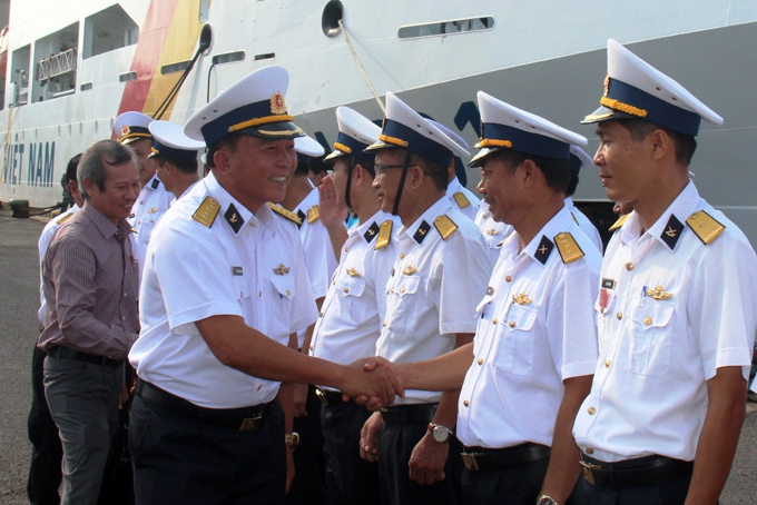 Lãnh đạo Bộ Tư lệnh Vùng 4 Hải quân động viên cán bộ, chiến sĩ trước khi lên tàu ra Trường Sa.