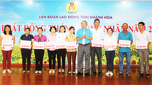 Ông Nguyễn Hòa trao kinh phí hỗ trợ xây nhà cho công nhân có hoàn cảnh khó khăn.