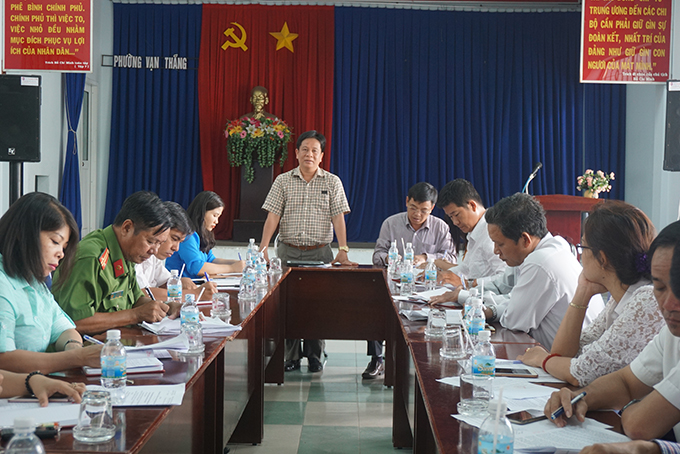 Ông Hồ Văn Mừng phát biểu tại buổi làm việc với phường Vạn Thắng. 