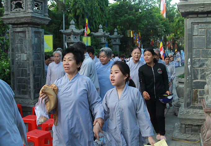 Từ sáng sớm, rất đông phật tử đã về dự lễ Phật đản. 