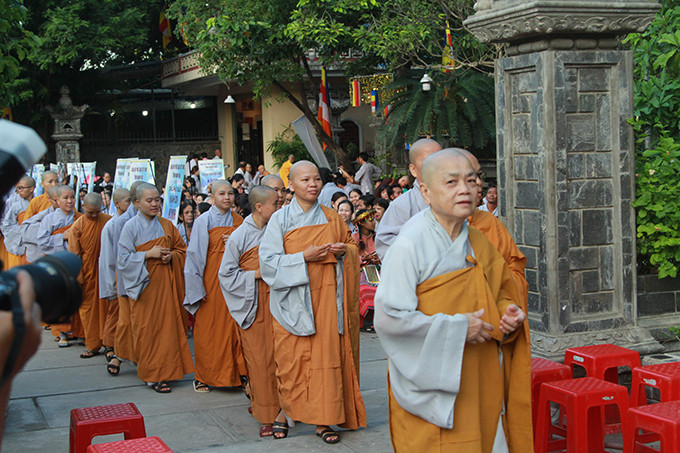 Các ni sư xếp hàng đi vào khu vực tổ chức lễ Phật đản.