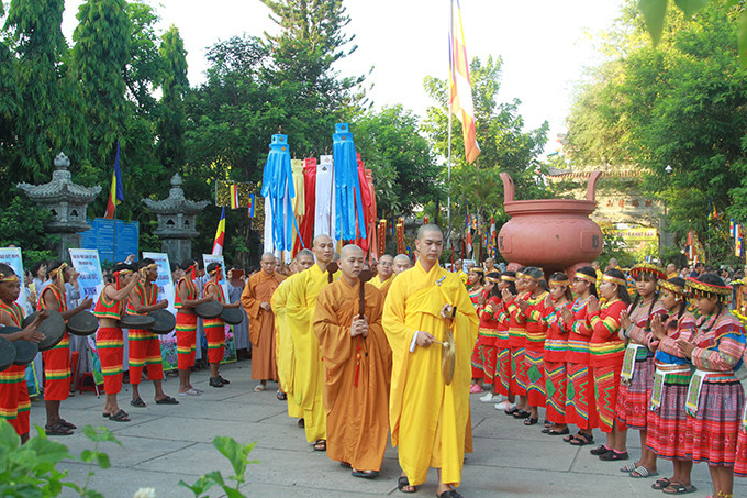 Lễ rước Đức Phật và các vị chư tăng, hòa thượng.