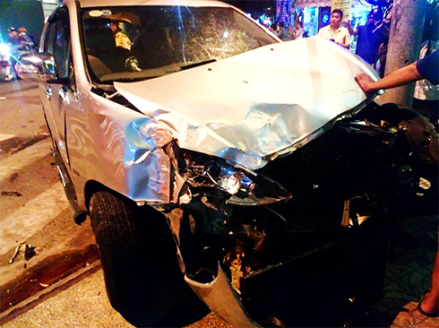 Tông vào xe cứu hỏa, xe 7 chỗ nát đầu