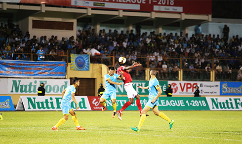 Đội bóng Sanna Khánh Hòa - Biển Việt Nam trong một trận đấu trên sân Nha Trang.