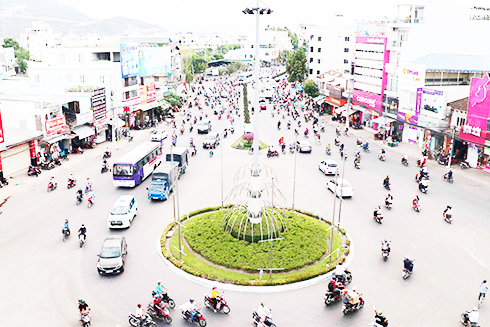 Đầu tư đường kết nối tuyến 23-10 với đường Võ Nguyên Giáp  sẽ giảm áp lực giao thông nội thành TP. Nha Trang  (ảnh chụp tại nút giao Mả Vòng, TP. Nha Trang).