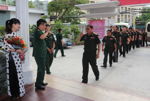 Đoàn sĩ quan Lào đến thăm Ban CHQS TP. Nha Trang.