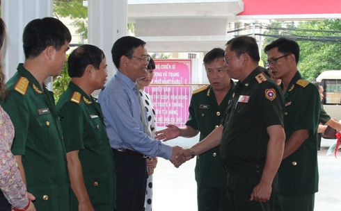 Ông Nguyễn Sỹ Khánh chào đón Thượng tá Phiết Sạ Mỏn - Ví Lạ Von và các thành viên trong đoàn.