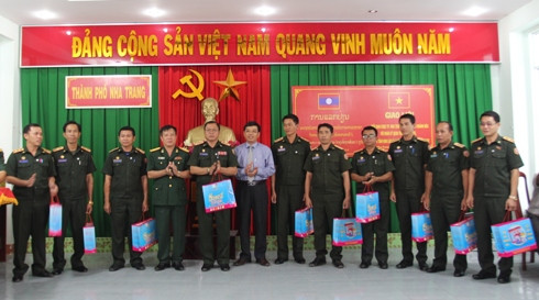 Lãnh đạo UBND và Ban CHQS TP. Nha Trang tặng quà cho đoàn sĩ quan Lào.