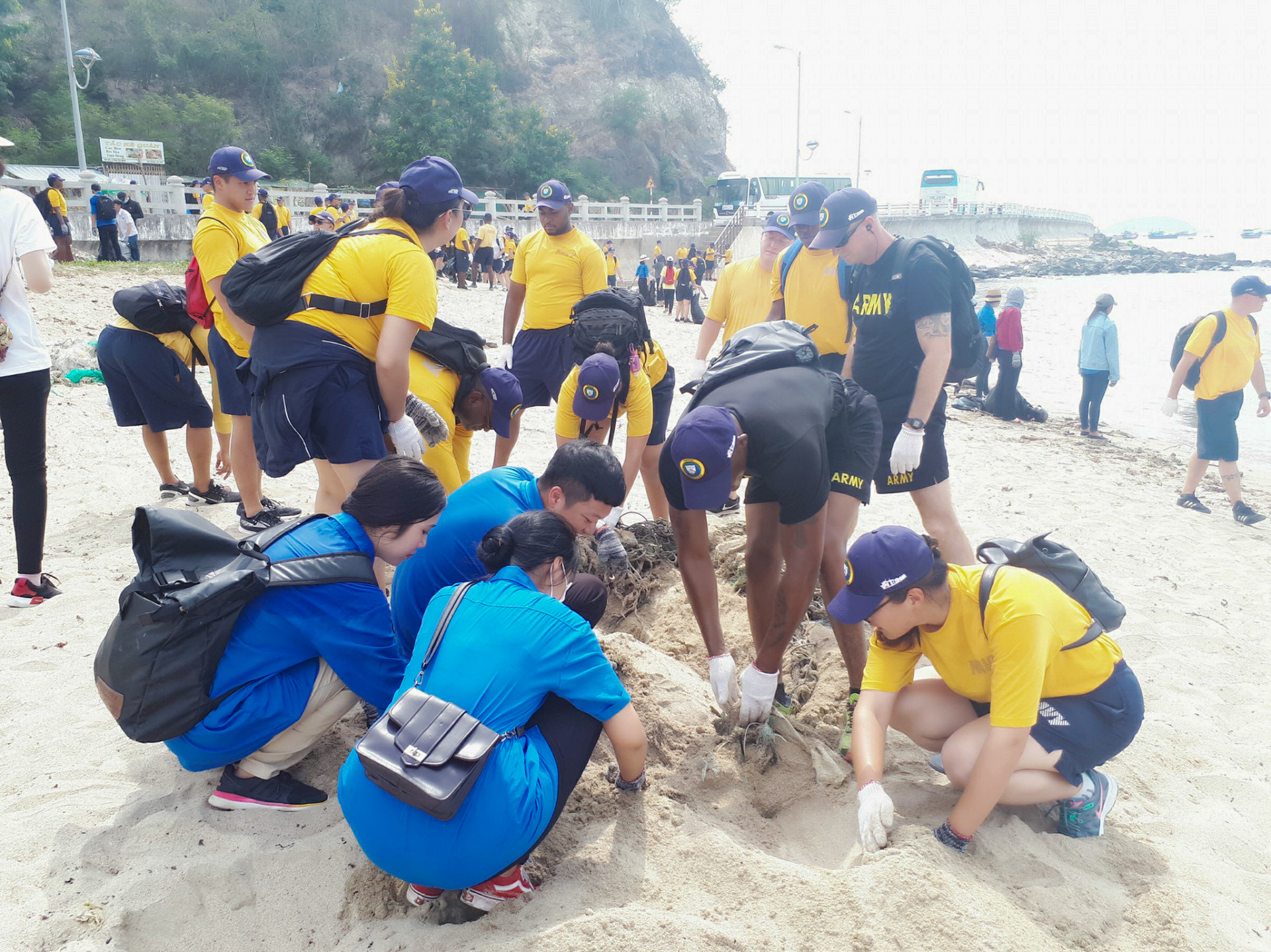 Các đoàn viên, thanh niên cùng hải quân Mỹ cùng thu gom rác, vệ sinh bãi biển