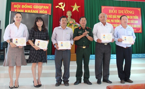 Đại tá Nguyễn Văn Sơn - Hiệu trưởng Trường Quân sự tỉnh trao giấy chứng nhận cho các học viên.