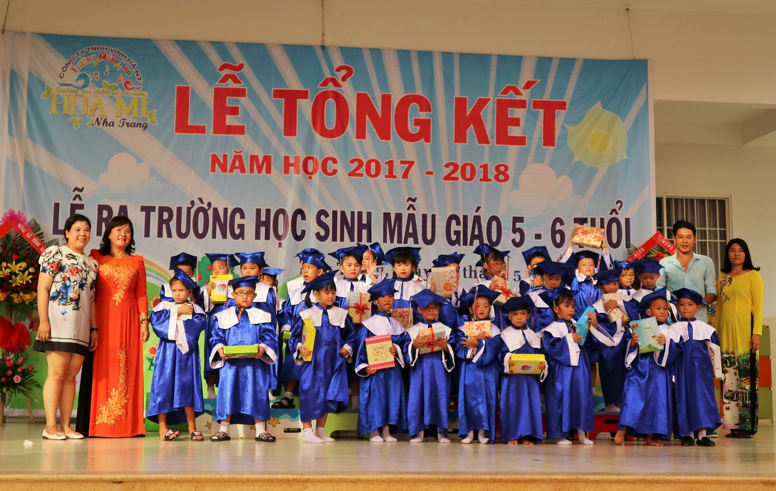 Bà Bùi Thị Thu Hà - Chủ tịch Hội đồng quản trị nhà trường trao quà cho các bé mẫu giáo 5-6 tuổi. 