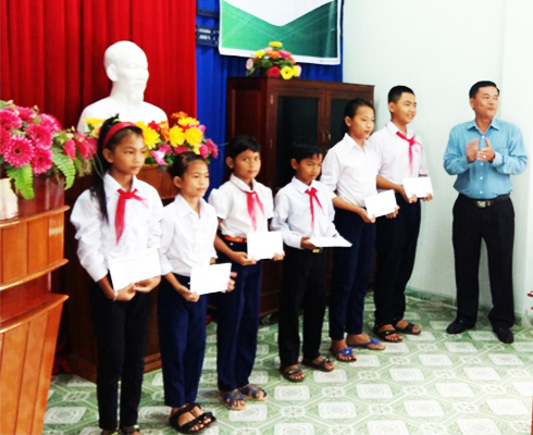 Lãnh đạo Vietcombank Nha Trang trao học bổng  cho các học sinh huyện Khánh Vĩnh.