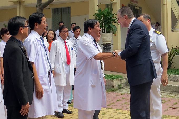 Ambassador Daniel J. Kritenbrink together with PP18 members visits Khanh Hoa General Hospital