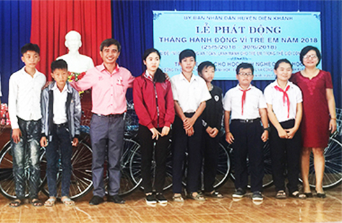 Lãnh đạo Công ty Cổ phần Nước khoáng  Khánh Hòa - FIT Beverage tặng xe đạp cho học sinh.