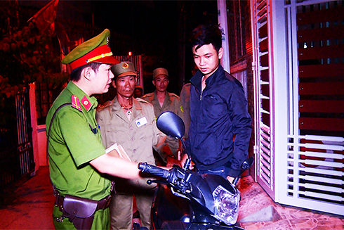 Trung úy Nguyễn Quý Dương cùng lực lượng bảo vệ dân phố  tuần tra, nhắc nhở người dân chú ý bảo vệ tài sản.