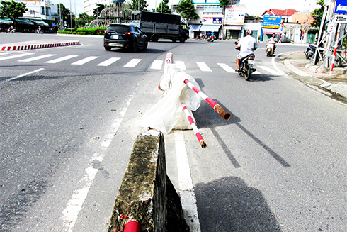 Khối bê tông dải phân cách nguy hiểm