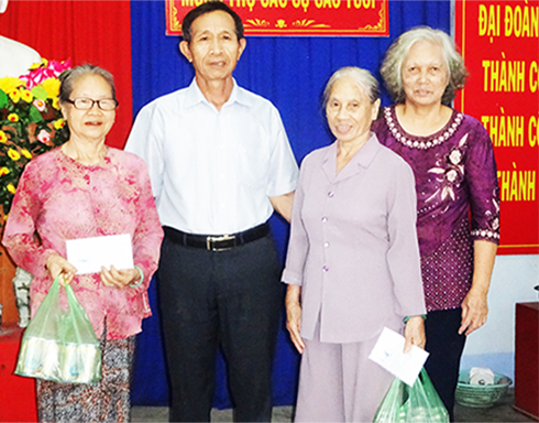 Ông Đoàn Văn Hồng - Chủ tịch  Hội Người cao tuổi phường Phước Long tặng quà cho các cụ tại Chi hội Người cao tuổi Phước An 3. 